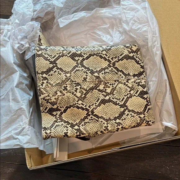 🟤🟤 (S O L D) JustFab Goldie Snakeskin Print Flat Boot Size 9- New in Box - Picture 4 of 10